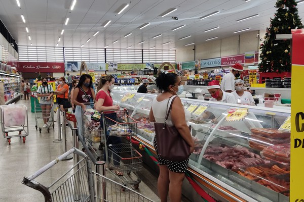 Patenses lotam supermercados em busca de produtos para ceia de natal; carne suína é a mais procurada
