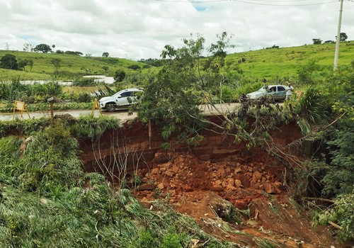 Estrada logo após a ponte do Rio Paranaíba tem base comprometida e pode desmoronar