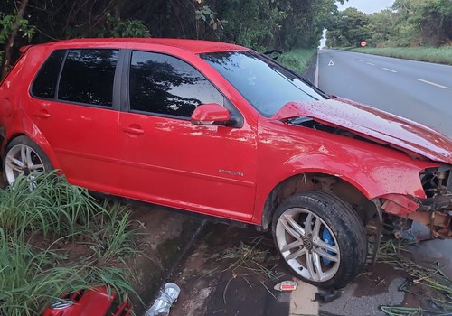 Carro derrapa na pista molhada e bate em barranco na MG410, em Presidente Olegário