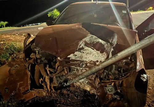 Motorista perde o controle, arranca poste e placa de trânsito na avenida Marabá e foge a pé