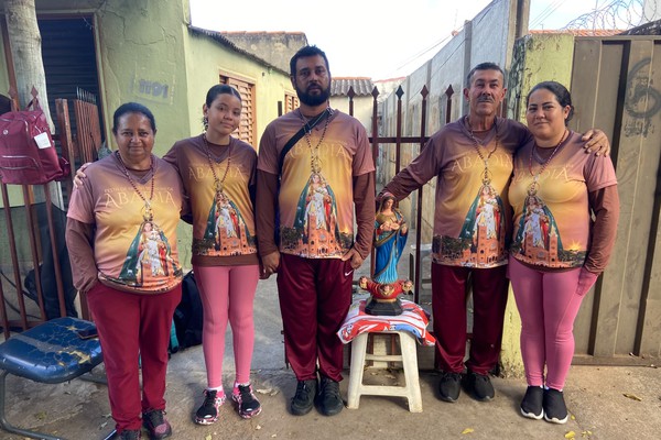 Fé move família de Patos de Minas em caminhada de 145 km até Romaria: "Quem acredita não sente dor"