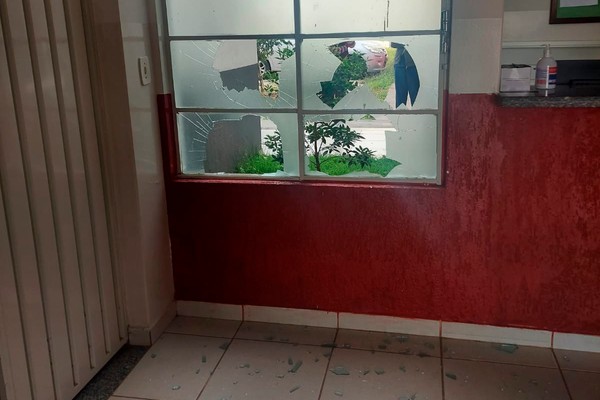 Viúvo quebra vidraças de Pronto Socorro por receber atestado com apenas 1 dia em Patrocínio