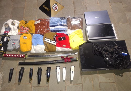 Adolescente de 17 anos é apreendido por furto de roupas, equipamentos e até espada em Patos de Minas