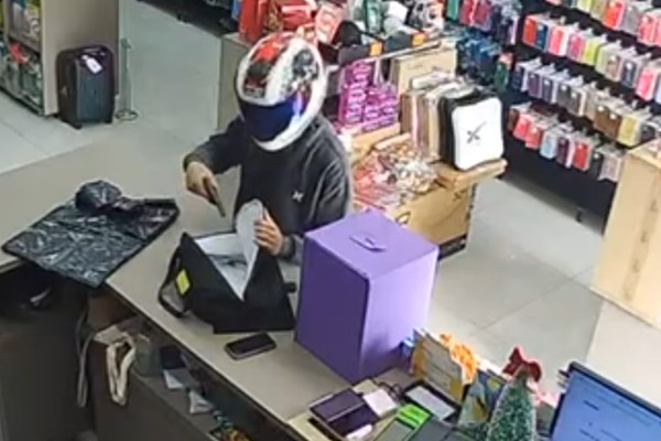 Polícias Militar e Civil recuperam celulares e procuram homem que cometeu assalto em Varjão de Minas