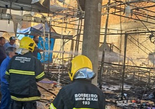Incêndio destrói barracas de ambulantes, atinge construção e deixa rastro de destruição em Romaria