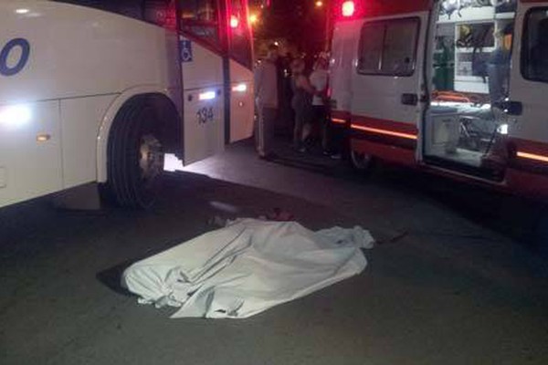 Pedestre morre ao ser atropelado por ônibus na Rua Major Gote 