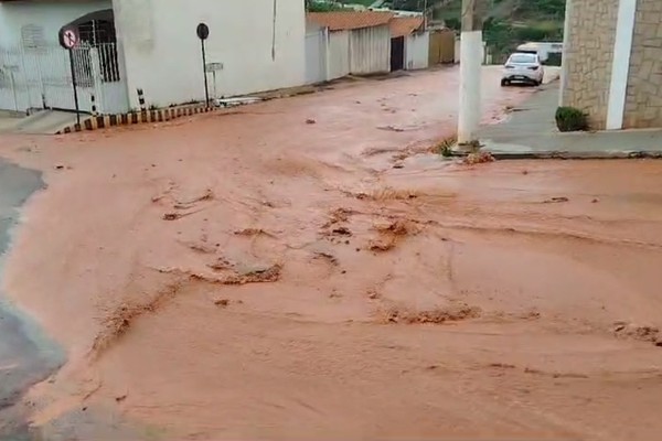 Adutora se rompe e abastecimento de água fica comprometido em diversos bairros neste sábado; veja