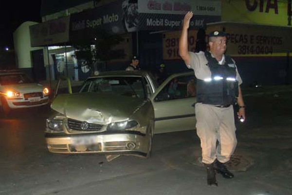 Acidente envolvendo dois carros na rua José de Santana deixa três feridos