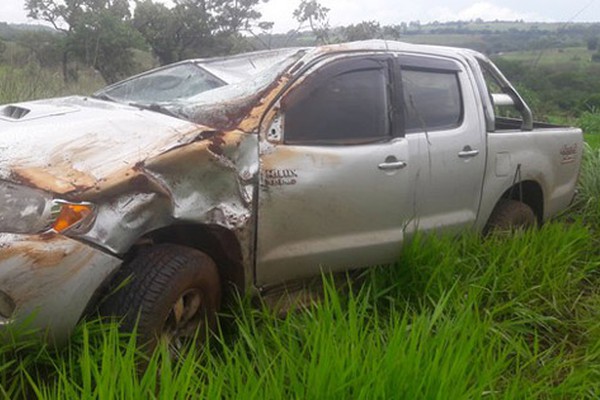 Motorista perde controle e capota veículo na MGC-354 em Presidente Olegário