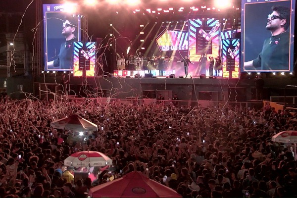 Zé Neto e Cristiano colocam milhares de pessoas para cantar com “Seu polícia”, veja ao vivo