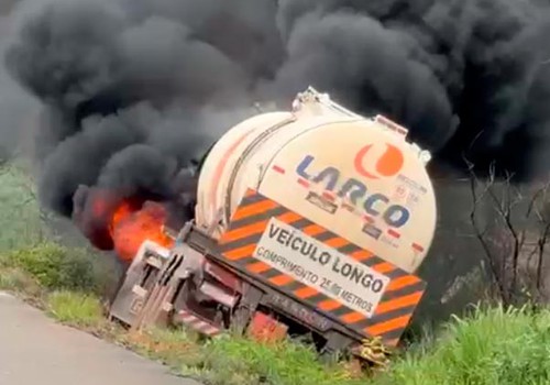 Carreta carregada com Diesel S10 pega fogo na BR365; pista interditada e trânsito por vias laterais