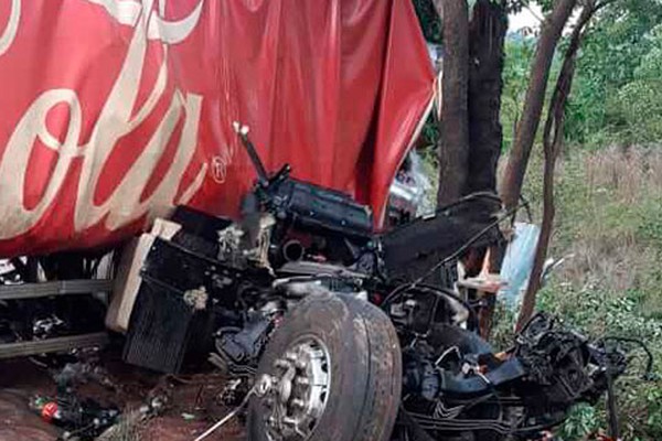 Carreta da Coca Cola bate violentamente contra caminhão e deixa dois mortos na MG190