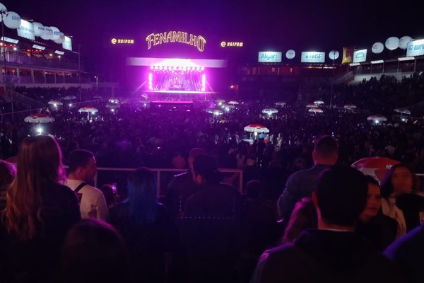 Uma multidão se organiza na arena da Fenamilho para curtir o show de Dennis DJ; veja ao vivo