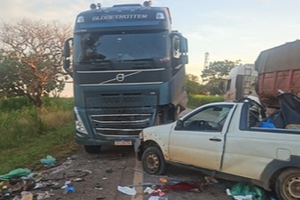Picape bate frontalmente com caminhão na BR-251 e motorista fica gravemente ferido em Unaí
