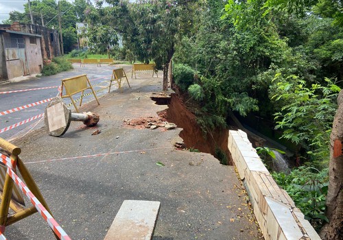 Rua é interditada após desmoronamento às margens do Rio Paranaíba, em Patos de Minas