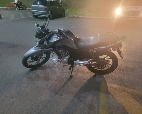 Passageiro de moto é preso em estacionamento de hipermercado quando iria vender arma de fogo em Patos de Minas