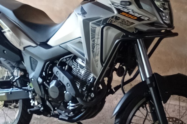Ladrões furtam moto de dentro de garagem e morador pede ajuda para recuperar veículo
