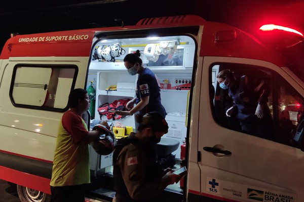 Motociclista fica ferida ao frear em sinal amarelo e ser atingida por carro em Patos de Minas
