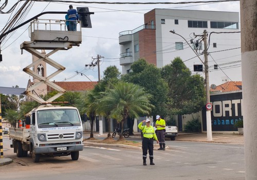 Semáforos são instalados em cruzamento movimentado da Avenida Paranaíba, em Patos de Minas