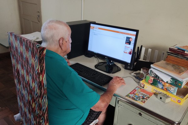 Senhor de 97 anos esbanja vitalidade, joga cartas, responde mensagens e dá exemplo de vida em Patos de Minas