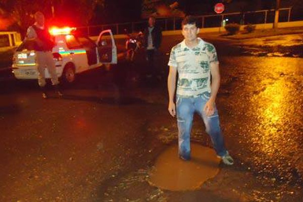 Motociclista perde o controle ao cair em buraco na avenida Marabá e fica indignado