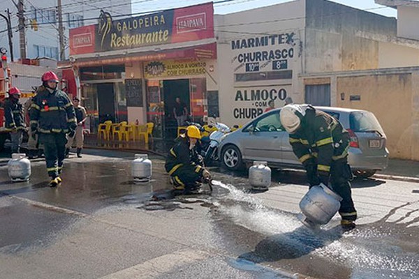 Botijão de gás pega fogo em cozinha de restaurante e combate às chamas fecha a Major Gote
