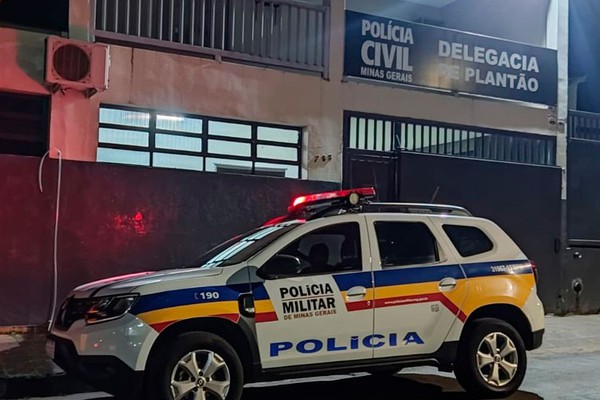 Homem de 70 anos proibido de se aproximar vai até a casa da ex-esposa à procura de revólver e acaba preso em Varjão de Minas