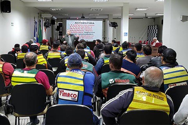 Mototaxistas se reúnem em Patos de Minas para analisar proposta de criação de aplicativo