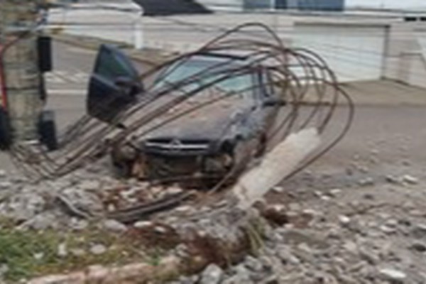 Polícia procura motorista que bateu violentamente em poste e abandonou o veículo em Presidente Olegário