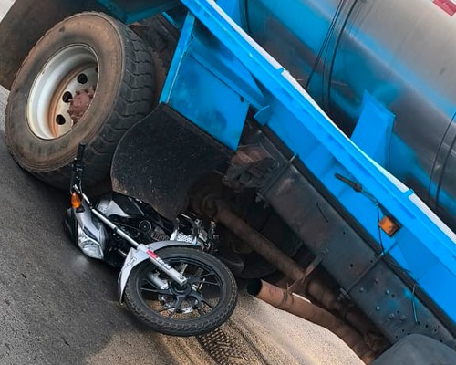 Motocicleta vai parar debaixo de caminhão e condutor fica ferido em acidente no bairro Planalto; veja