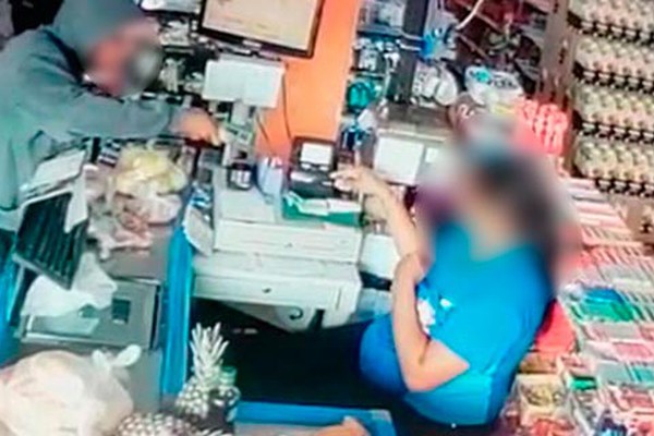 Imagens mostram assaltante usando faca para roubar supermercado em Patos de Minas