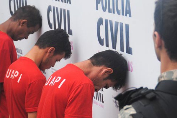 PC apresenta trio acusado de tráfico e apreende mais 18kg de maconha em Patos de Minas