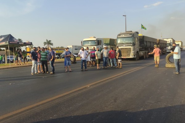 Manifestantes protestam na BR 365 em Patos de Minas, mas não há bloqueio de trânsito