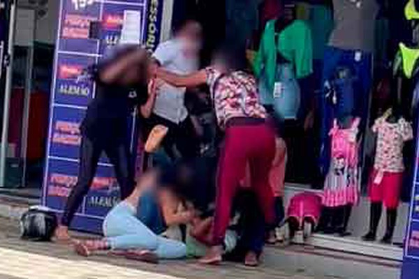 Briga generalizada de mulheres no Centro de Patos de Minas viraliza nas redes sociais