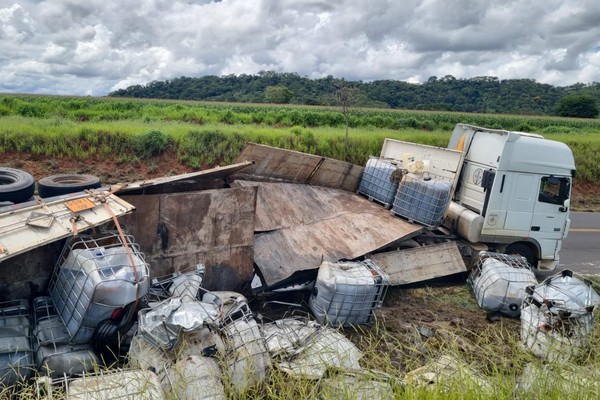 Carreta carregada com ácido fosfórico tomba na BR 365; parte da carga vazou