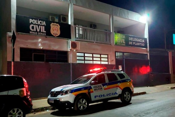 Motociclista é preso por transitar em moto com placa dobrada em Patos de Minas