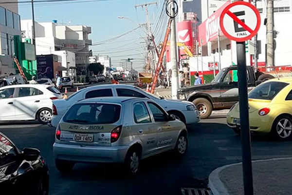 Rua Doutor Marcolino é interditada e trânsito sem controle deixa motoristas irritados