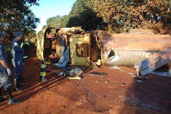 Caminhão que transportava leite capota e motorista morre preso entre as ferragens