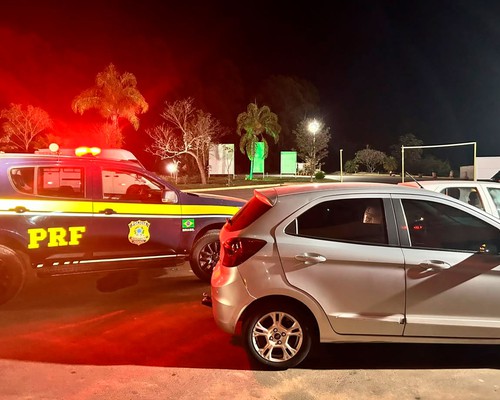PRF encontra cocaína e crack em carro clonado e prende jovem após perseguição na BR365