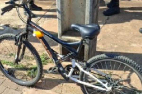 Homem chega em bicicletaria com bicicleta furtada, pede para tomar água e sai furtando mais uma