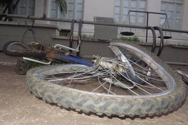 Bicicleta destruída por vândalos de frente ao Fórum chama a atenção