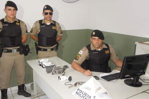 Polícia Militar apreende arma carregada e sete câmeras de vigilância em casa no bairro Brasil