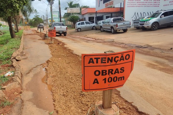 Comerciantes e motoristas reclamam de obras da Copasa e condições da Avenida Fátima Porto