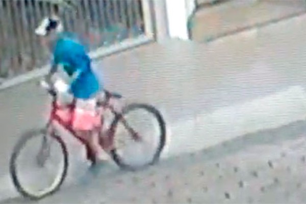 Imagens mostram ciclista furtando cheques que somam mais de R$ 50 mil em Patos de Minas