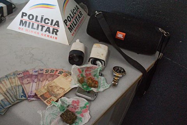 Jovens são presos com droga após um ter escondido dinheiro na cueca e outro agredir policial