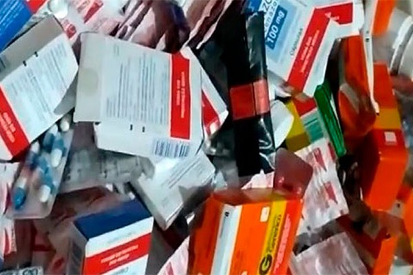 PM apreende diversos medicamentos descartados próximo ao Povoado de Andrequicé