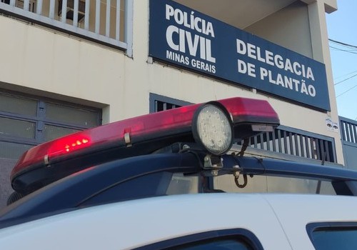 Polícia flagra empresário comprando drogas e prende mulher e apreende adolescente por tráfico