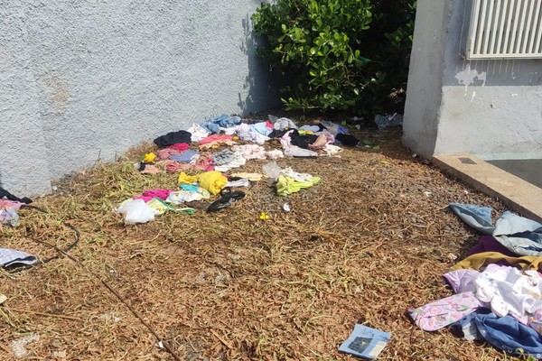Morador denuncia lixo e grande quantidade de roupas espalhadas no Mercado Municipal