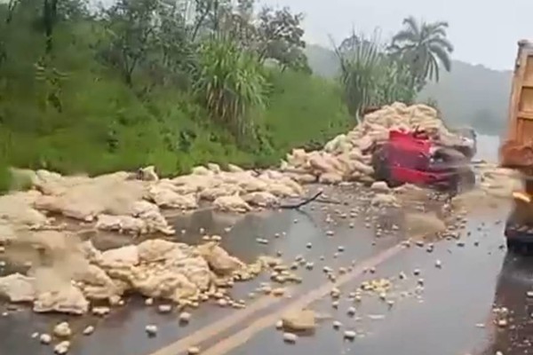 Motorista morre após caminhão aquaplanar e bater em carreta, na BR354