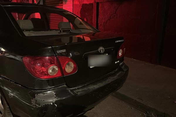 Motorista bate em carro estacionado, inicia troca de murros e acaba preso em Patos de Minas